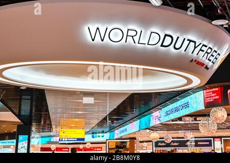 FLUGHAFEN LONDON-HEATHROW, ENGLAND - NOVEMBER 2019: Beleuchtetes Schild über dem World Duty Free Shop im Terminal 3 des Flughafens London-Heathrow. Stockfoto