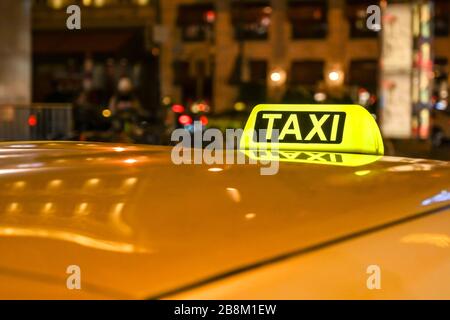 WIEN, ÖSTERREICH - NOVEMBER 2019: Leuchtschild auf dem Dach eines Taxis nachts in der Wiener Innenstadt Stockfoto