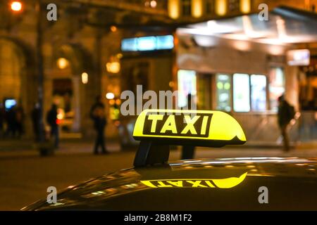 WIEN, ÖSTERREICH - NOVEMBER 2019: Leuchtschild auf dem Dach eines Taxis nachts in der Wiener Innenstadt Stockfoto