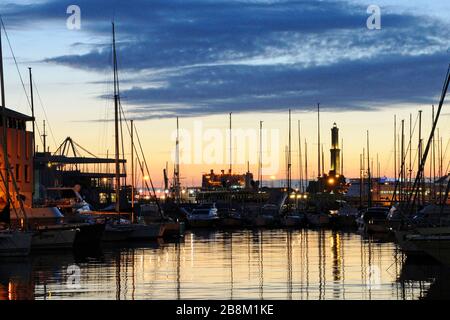 Sonnenuntergang über dem Hafen, Genua, Ligurien, Italien, Europa Stockfoto