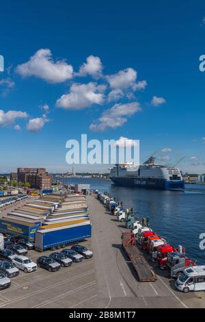 Autos und LKWs, die auf den Export warten, befinden sich in Kiel, der Hauptstadt Schleswig-Holsteins, Norddeutschlands und Mitteleuropas Stockfoto