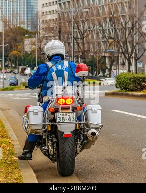 TOKIO, JAPAN, JANUAR - 2019 - Rückansicht des Polizeiverkehrs auf dem Motorrad, das an Avenue, chiyoda-bezirk, tokio, japan steht Stockfoto