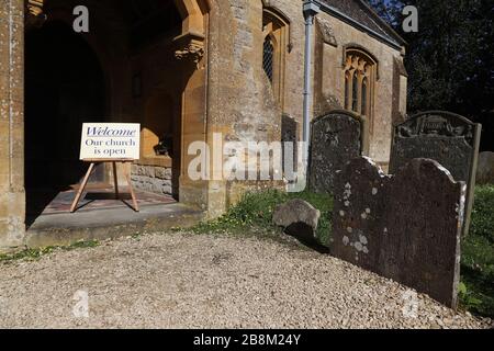 Ein Schild mit der Aufschrift "Welcome Our Church is Open" in St. James, der großen Kirche in Birlingham, Worcestershire, da Kirchen in ganz Großbritannien Sonntagsgottesdienste für Massenpublikum im Internet heute im Rahmen der Bemühungen, Covid-19 zu bekämpfen, erbracht haben. Stockfoto