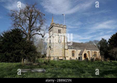 Ein Blick auf St. James, die große Kirche in Birlingham, Worcestershire als Kirchen in ganz Großbritannien, haben Sonntagsgottesdienste für das Massenpublikum heute im Internet inmitten der Bemühungen, Covid-19 zu bekämpfen, erbracht. Stockfoto