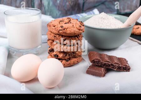 Plätzchen, Schokolade, Eier, Milch und Mehl. Stockfoto