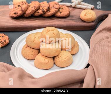 Haferflocken mit Schokoladentropfen und Buttergebäck in weißer Platte Stockfoto