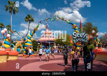 Orlando, Florida. März 2019. Haupteingangsbogen von Seuss Landing bei Universals Islands of Adventure Stockfoto