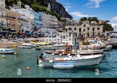 Boote vor Anker im Hafen von Marina Grande, Capri, Kampanien, Italien. Stockfoto