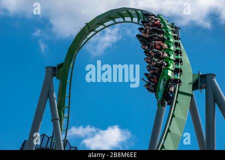 Orlando, Florida. März 2019. Leute, die Spaß haben, die unglaubliche Hulk Achterbahn bei Universals Islands of Adventure zu verblüffen Stockfoto