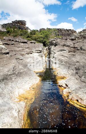 Córrego encaixado em falha, diáclase, Stream fit in Flaw, Diáclase, Rio Preto State Park, São Gonçalo do Rio Preto, Minas Gerais, Brasilien Stockfoto