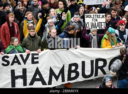 Deutschland, Hamburg, Freitag für zukünftige Bewegung, Save the Climate Rally mit 30.000 Demonstranten für Klimaschutz, in erster Reihe, die schwedische Aktivistin Greta Thunberg mit ihrem Banner skolstrejk för klimatet, / DEUTSCHLAND, Hamburg, freitags-für zukünftige Bewgung, Demo fuer Klimaschutz, Greta Thunberg mit ihrem Plakat skolstrejk, 21.2.2020 Stockfoto