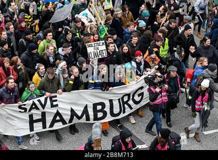 DEUTSCHLAND, Hamburg, Freitag für zukünftige Bewegung, Save the Climate Rally mit 30.000 Demonstranten für Klimaschutz, in zweiter Reihe, die schwedische Aktivistin Greta Thunberg mit ihrem Banner skolstrejk för klimatet, / DEUTSCHLAND, Hamburg, freitags-für zukünftige Bewgung, Demo fuer Klimaschutz, Greta Thunberg mit ihrem Plakat skolstrejk, 21.2.2020 Stockfoto