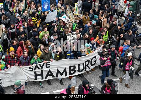 DEUTSCHLAND, Hamburg, Freitag für zukünftige Bewegung, Save the Climate Rally mit 30.000 Demonstranten für Klimaschutz, in zweiter Reihe, die schwedische Aktivistin Greta Thunberg mit ihrem Banner skolstrejk för klimatet, / DEUTSCHLAND, Hamburg, freitags-für zukünftige Bewgung, Demo fuer Klimaschutz, Greta Thunberg mit ihrem Plakat skolstrejk, 21.2.2020 Stockfoto