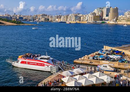 Valletta, Malta - 12. Oktober 2019: Menschen, die VFS-Fährschiff zwischen der Stadt Valletta und Sliema im Marsamxett Harbour im fahren und verlassen Stockfoto