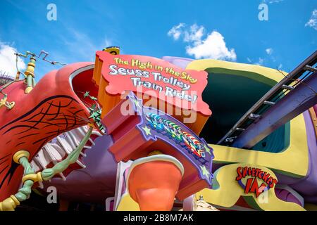 Orlando, Florida. März 2019. Der High Seuss Trolley Train Ride in the Sky Sign bei Universals Islands of Adventure Stockfoto