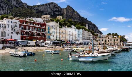 Boote vor Anker im Hafen von Marina Grande, Capri, Kampanien, Italien. Stockfoto