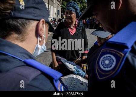 Die südafrikanische Polizei überprüft Asylpapiere eines ausländischen afrikanischen Flüchtlings in Kapstadt Stockfoto