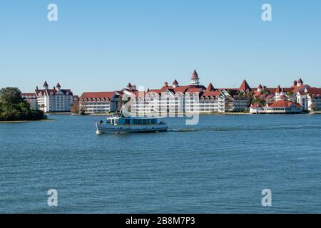 Orlando, Florida. 20. Januar 2020 Disney's Grand Floridian Resort and Taxi Boat in Walt Disney World. Stockfoto