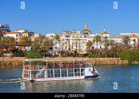 Sevilla, Spanien - 15. April 2019: Kreuzfahrtschiff auf dem Fluss Guadalquivir, Besichtigungstour durch die Altstadt, Hauptstadt der Region Andalusien. Stockfoto