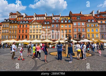 Warschau, Polen - 25. Mai 2019: Gruppe von Menschen, sowohl Einheimischen als auch Touristen, auf dem Altstädter Marktplatz in der Hauptstadt, UNESCO-Weltkulturerbe Stockfoto