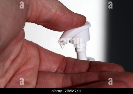 Handalkoholgel reiben Reinigungshände zur hygienischen Vorbeugung von Corona-Viren-Pandemie Stockfoto