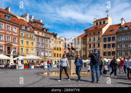 Warschau, Polen - 25. Mai 2019: Menschen auf dem Marktplatz der Altstadt in der Hauptstadt, historische Häuser und eine Mermaid-Statue in der Stockfoto