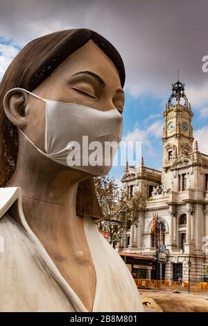 Skulptur vom annullierten Las Fallas Festival 2020 in Valencia mit improvisierter Maske zum Schutz gegen Covid 19 Virus.Spanien. Stockfoto