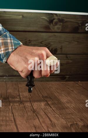 Eine Hand, die weiße und schwarze Schachfiguren hält Stockfoto