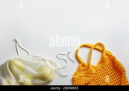 Ökologische Obsttasche und Saitenbeutel auf weißem Hintergrund mit Platz für Text. Stockfoto