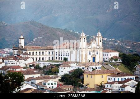 Nossa Senhora do Carmo Kirche (rechte Größe), Inconfidência Museum (linke Größe), historisches Erbe, Ouro Preto, Minas Gerais, Brasilien Stockfoto