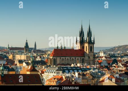 Gesamtansicht der Prager Altstadt kurz nach Sonnenaufgang, sonniger Frühlingstag mit blauem Himmel. Das Dach und die Türme der Kirche unserer Lieben Frau vor Tyn in m Stockfoto