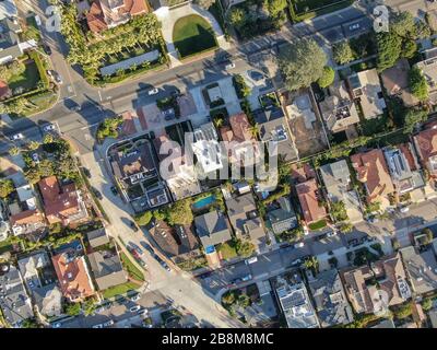 Blick auf die kleine Küstenstadt La Jolla mit reichen Villen und einem Pool. La Jolla, San Diego, Kalifornien, USA. Immobilienentwicklung an der Westküste. Stockfoto