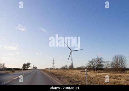 Windturbinen im Windpark gegen bewölkten Himmel.Elektrischer Stromerzeuger Windturbine über Himmel.Erneuerbare Stromerzeugung aus elektrischer Energie.Ökostrom, Wind Stockfoto