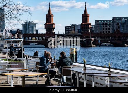 Dpatop - 22. März 2020, Berlin: Die Menschen genießen das schöne Wetter in der East Side Gallery, unweit der Oberbaumbrücke. Der Senat kündigt weitere Maßnahmen an, um die Ausbreitung des Coronavirus in Berlin zu stoppen. Foto: Paul Zinken / dpa Stockfoto