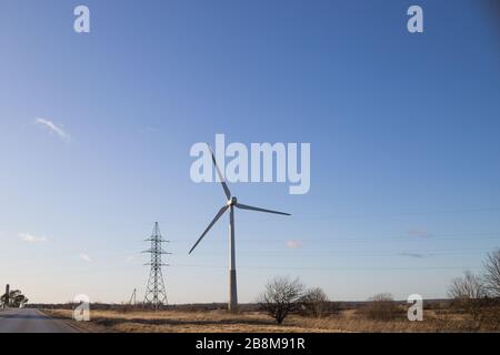 Windturbinen im Windpark gegen bewölkten Himmel.Elektrischer Stromerzeuger Windturbine über Himmel.Erneuerbare Stromerzeugung aus elektrischer Energie.Ökostrom, Wind Stockfoto