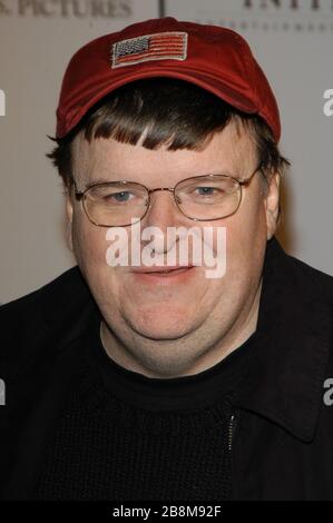 Michael Moore bei der Premiere von "The Aviator" in Los Angeles im Mann Grauman's Chinese Theatre in Hollywood, Kalifornien. Die Veranstaltung fand am Mittwoch, 1. Dezember 2004 statt. Foto von: SBM / PictureLux - Aktenzeichen # 33984-10983SBMPLX Stockfoto