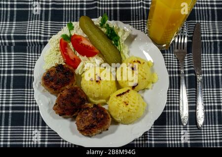 Hackschnitzel als Hauptgericht zum Abendessen. Stockfoto