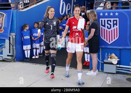 FRISCO. USA. 11. MÄRZ: Lola Gallardo und Jennifer Hermoso aus Spanien betreten das Stadion vor dem SheBelieves Cup Women's International Friendy Football Match zwischen England Women vs. Spain im Toyota Stadium in Frisco, Texas, USA. ***keine kommerzielle Nutzung*** (Foto von Daniela Porcelli/SPP) Stockfoto