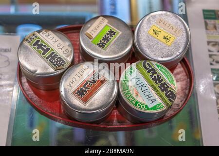 tokio, japan - 28. januar 2020: Metallzinn japanischen Tees mit verschiedenen Arten von Blättern von den holzigsten bis zu den grünsten wie Hojicha, Genmaicha, Stockfoto