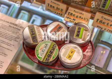 tokio, japan - 28. januar 2020: Metallzinn japanischen Tees mit verschiedenen Arten von Blättern von den holzigsten bis zu den grünsten wie Hojicha, Genmaicha, Stockfoto