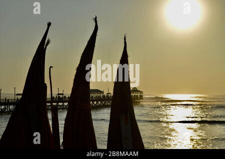 Caballitos de totora Boote am Strand von Huanchaco. Peru Stockfoto