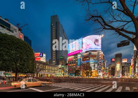 shibuya, japan - 25. februar 2020: Shibuya Kreuzung vor Shibuya Station bei Sonnenuntergang Stockfoto