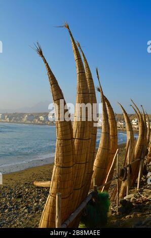 Caballitos de totora Boote am Strand von Huanchaco. Peru Stockfoto