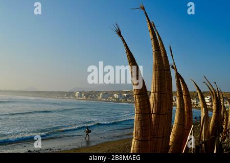 Caballitos de totora Boote am Strand von Huanchaco. Peru Stockfoto