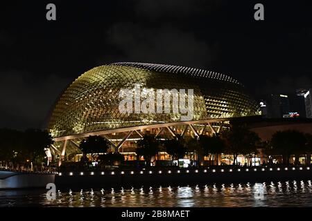 Singapur - 6. Januar 2019: Esplanade, das Theater an der Bucht in der Nacht Stockfoto
