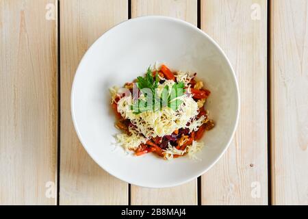 Salat mit Rote Bete, Nussbaum, getrockneten Aprikosen und Käse Stockfoto