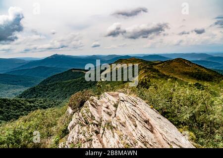 Straße von Widełki durch Bukowe Berdo und Tarnica nach Wołosate im Bieszczady-Gebirge in Polen Stockfoto