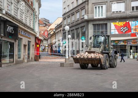 Erdbeben im Zentrum von Zagreb, Ban Jelacic Platz, kroatische Armee hilft, die Stadt nach dem Erdbeben am 22. März 2020 zu säubern. Stockfoto