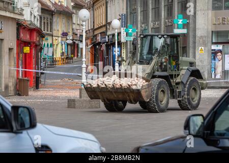 Erdbeben im Zentrum von Zagreb, Ban Jelacic Platz, kroatische Armee hilft, die Stadt nach dem Erdbeben am 22. März 2020 zu säubern. Stockfoto