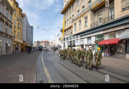 Erdbeben im Zentrum von Zagreb, Straße Palmoticeva, kroatische Armee hilft, die Stadt nach dem Erdbeben am 22. März 2020 zu säubern. Stockfoto